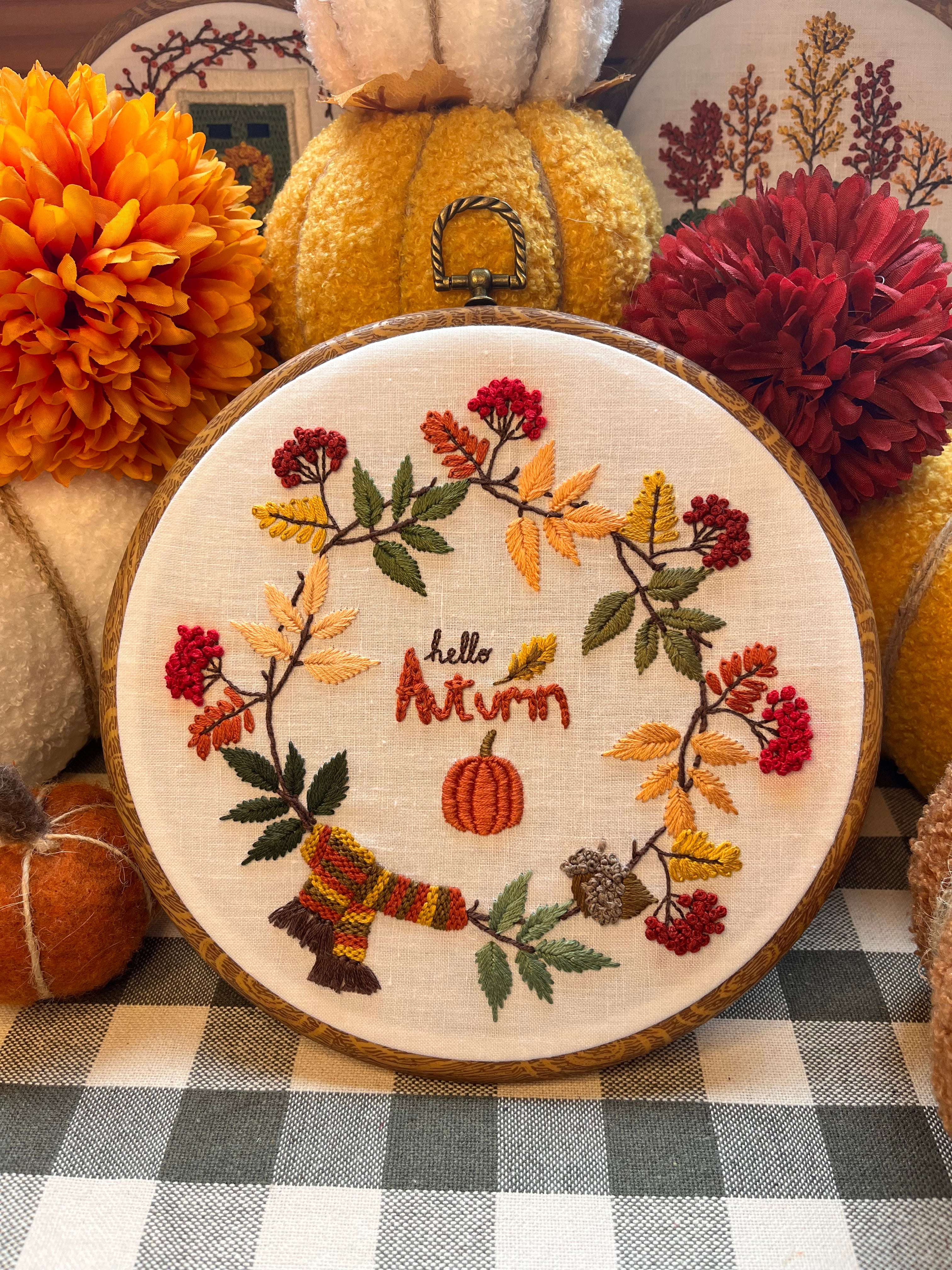 Couronne d’Automne 🍂 – Modèle de broderie gratuit à télécharger