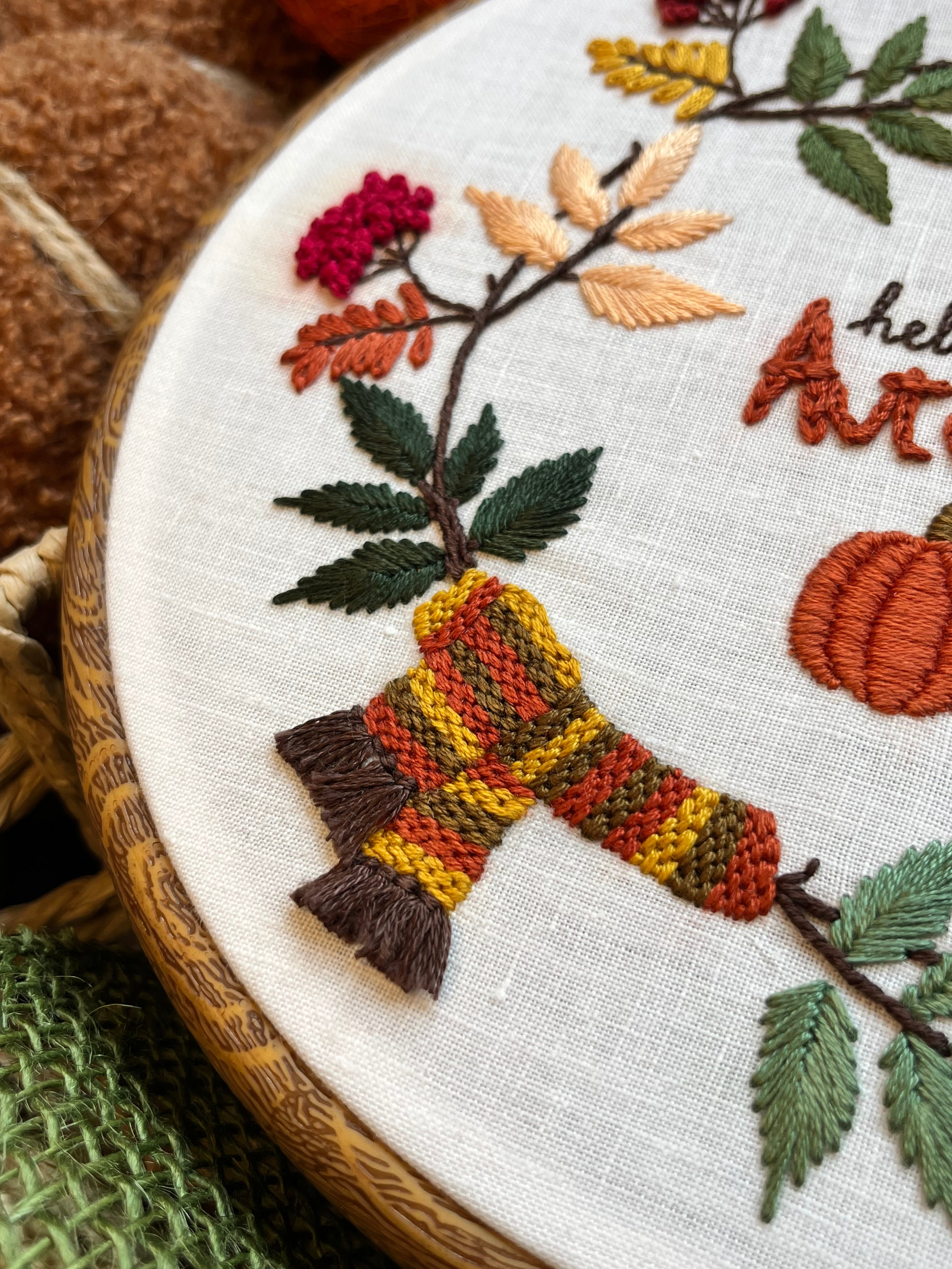 Couronne d’Automne 🍂 – Modèle de broderie gratuit à télécharger