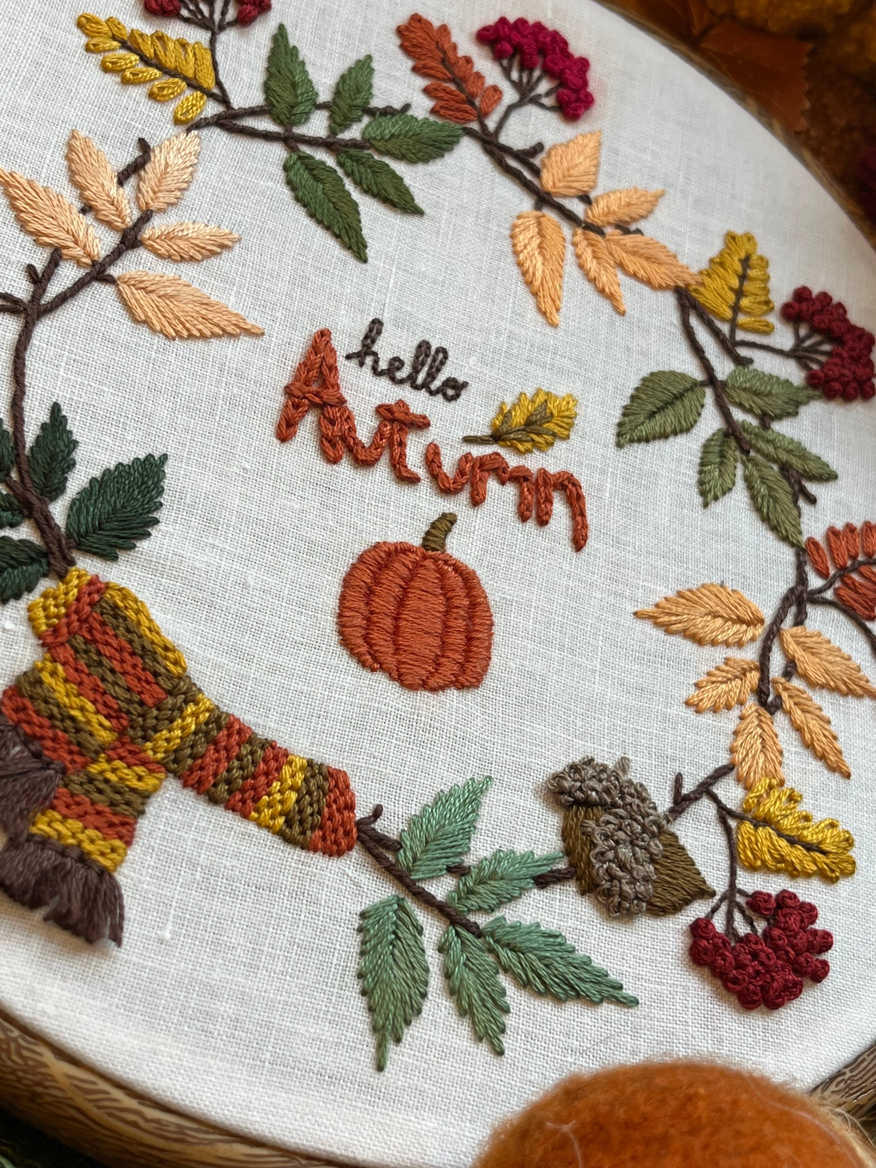 Couronne d’Automne 🍂 – Modèle de broderie gratuit à télécharger